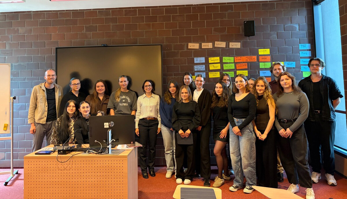 Lukas Hartleif mit Studierenden aus dem Programm International Week an der University of Economics in Katowice