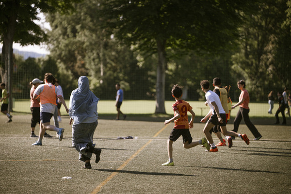 Kinder auf einem Sportplatz während einer gemeinsamen Bewegungseinheit. Das Symbolbild veranschaulicht die Verbindung von Sport und sozial-emotionalem Lernen. | © Laureus Sport for Good Foundation Germany, Austria
