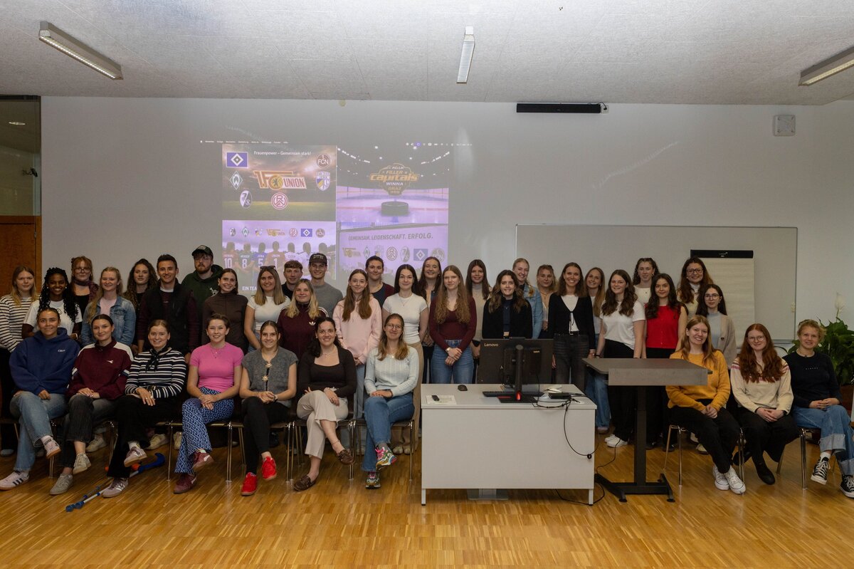 Studierende des Studiengangs Sport-, Kultur- & Veranstaltungsmanagement im Seminarraum der Hochschule Kufstein Tirol.