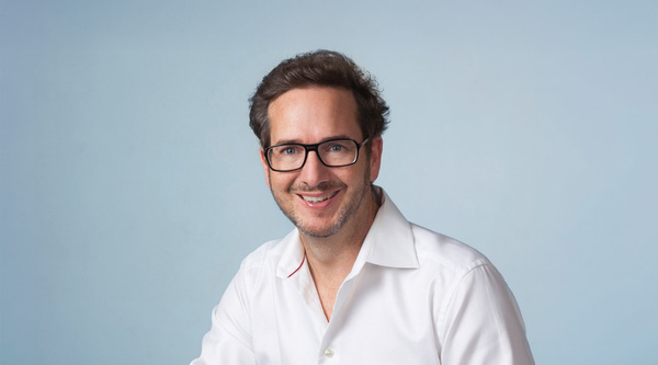 Digitalmarketing-Experte Matthias Constantini sprach an der HOK über die Zukunft der KI-gestützten Markenkommunikation. | © HOK