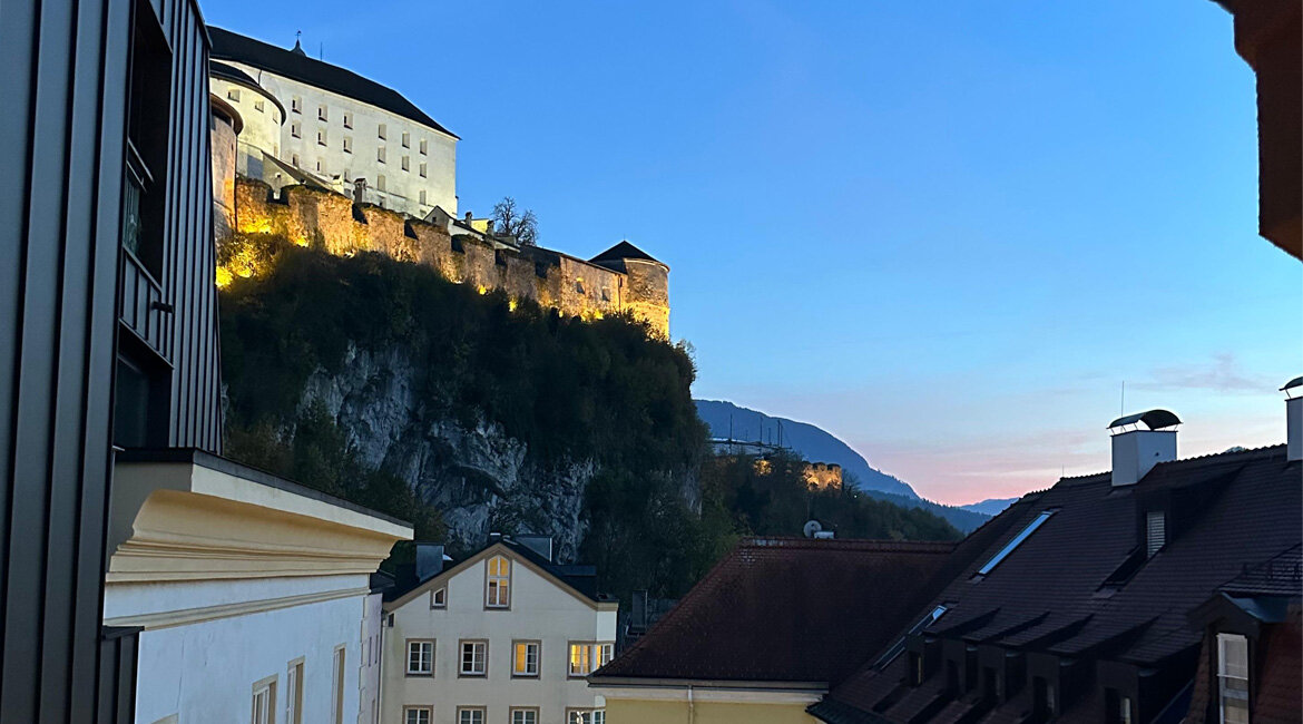 Bild aus dem Stadtzentrum Kufsteins mit Blickrichtung Festung. 