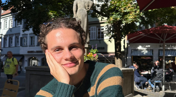 Kurze Wege zur HOK: Milon Menzel vor seiner WG am unteren Stadtplatz in Kufstein. | © privat