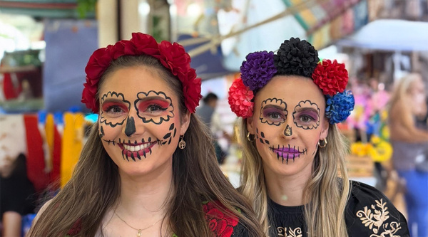 HOK-Studentin Juliane und ihre beste Freundin traditionell geschminkt beim Día de los Muertos in Mexiko. | © privat