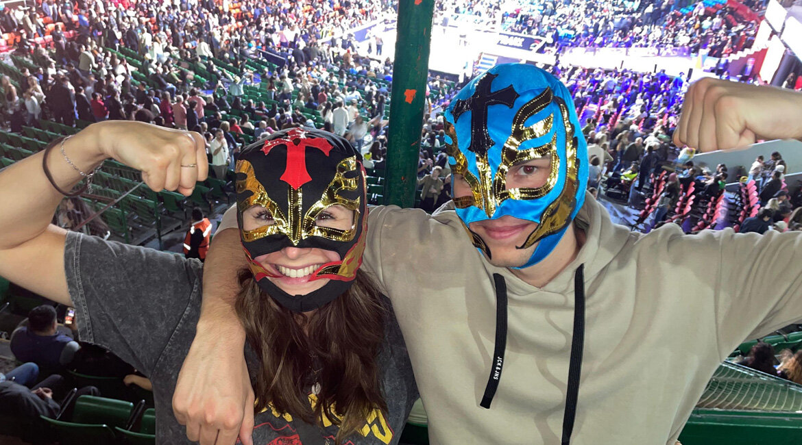 HOK-Studentin Juliane und ihre beste Freundin besuchen ein Lucha-Libre-Wrestling-Event in Mexiko.