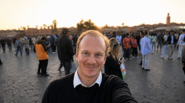 Selfie von HOK-Alumnus Alexander Herold in einer Menschenmenge. | © privat