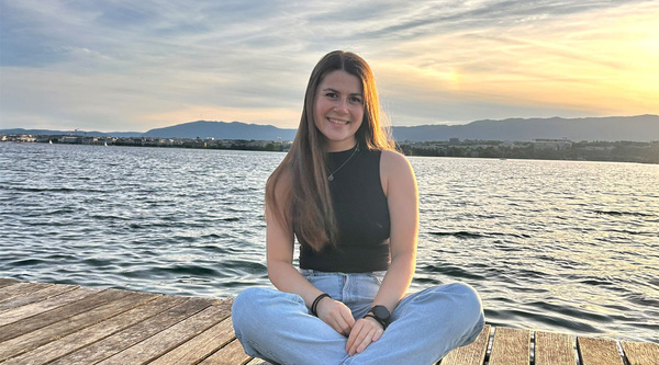 HOK-Studentin Elena Brandl steht auf einem Steg am Genfer See vor Alpenpanorama. | © privat