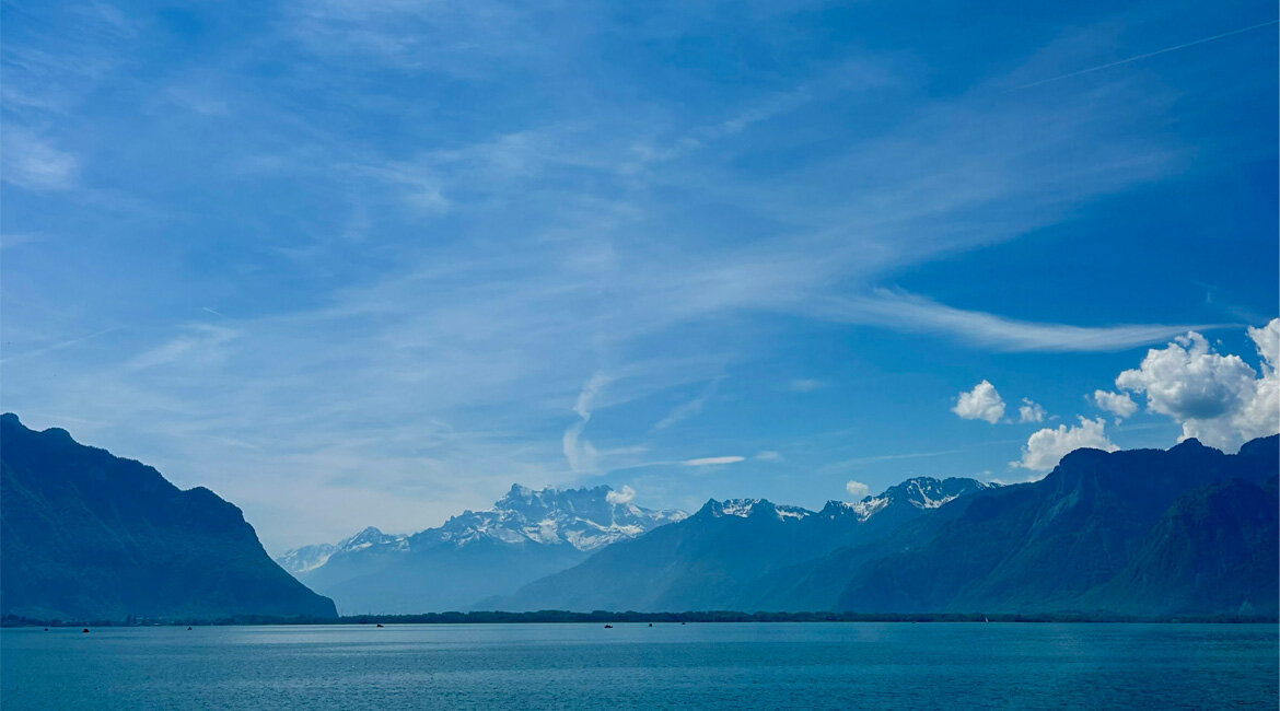 Blick über den Genfer See auf das beeindruckende Alpenpanorama.