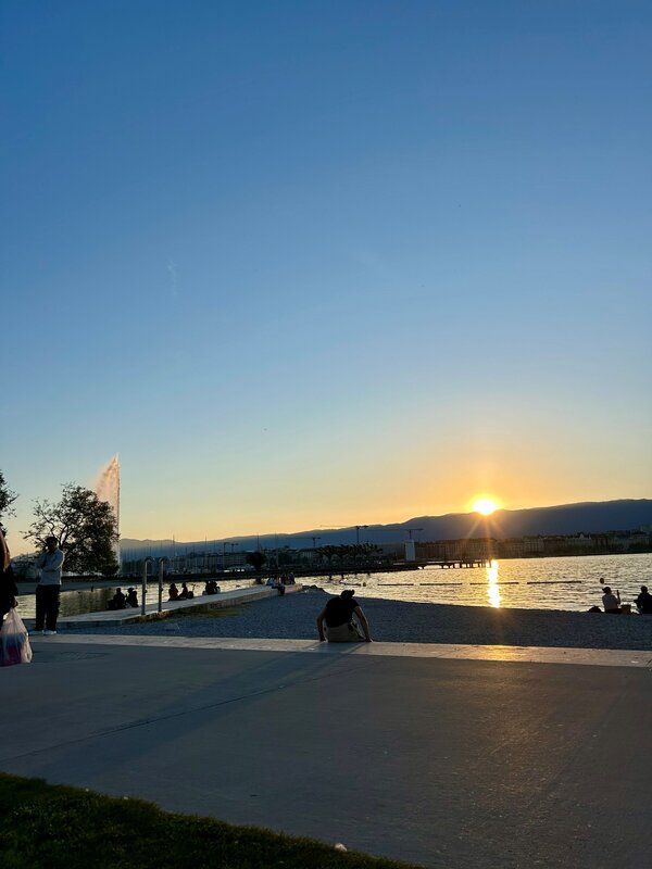 HOK-Auslandssemester: Stimmungsvoller Sonnenuntergang über dem Genfer See in der Schweiz.
