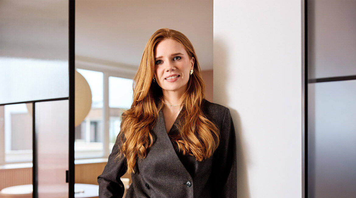 Porträt der Personal-Branding-Expertin Silvia Wurzer für ihren Gastvortrag zu LinkedIn-Sichtbarkeit an der HOK.