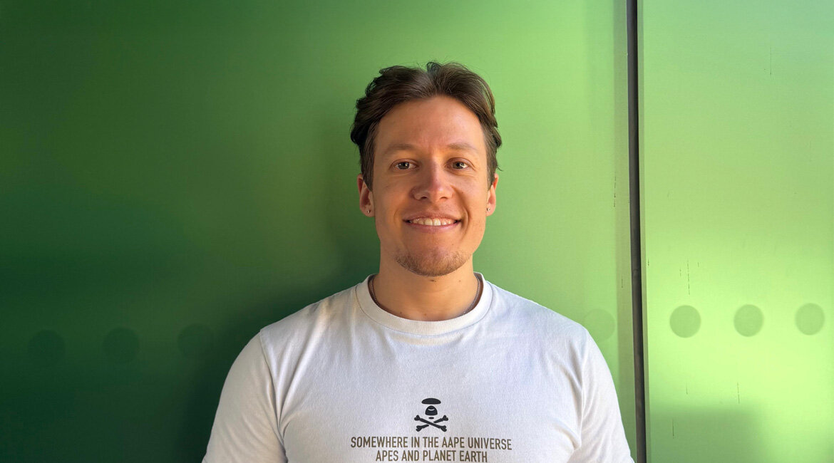 Porträt von HOK-Student Maximilian Oettl, der nach seiner Arbeit im Automobilhandel Marketing & Kommunikationsmanagement studiert.