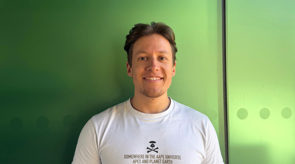 Porträt von HOK-Student Maximilian Oettl, der nach seiner Arbeit im Automobilhandel Marketing & Kommunikationsmanagement studiert. | © privat