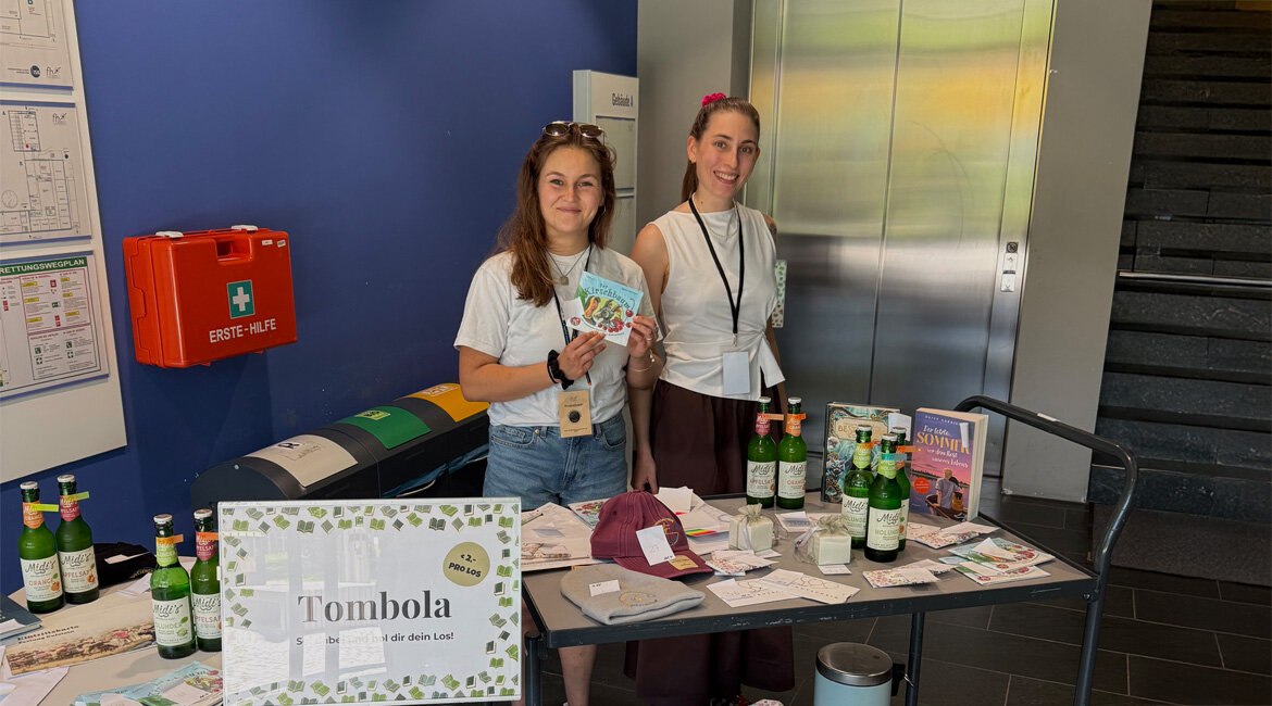 HOK-Studierende des Studiengangs Sport-, Kultur- & Veranstaltungsmanagement betreuen den Tombolastand der kubi.