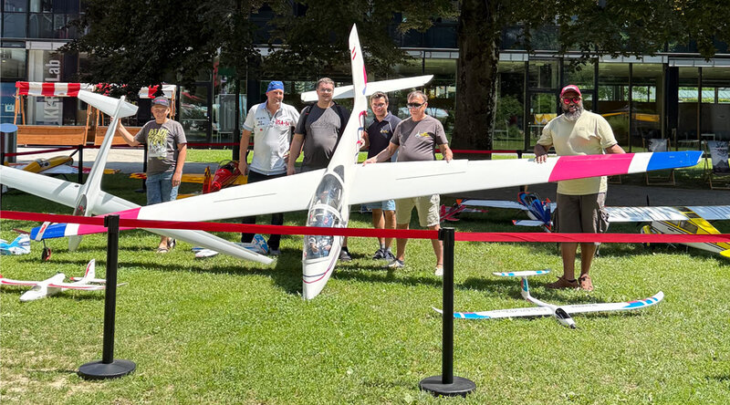 Mitglieder des Modellfliegerclubs Wörgl-Kundl präsentieren ein Flugmodell beim Familienfest in Kufstein.
