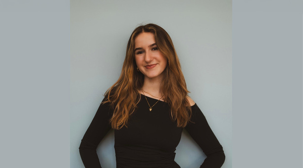 Kira Sanzenbacher, Studentin im Studiengang Marketing & Kommunikationsmanagement an der HOK. | © HOK