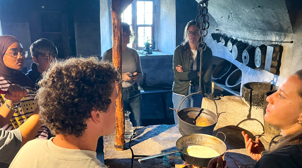 Schülerinnen und Schüler beim Kultur-Workshop mit Vermittlerin Laura Kogler in der Räucherküche des Ötztaler Heimatmuseums.