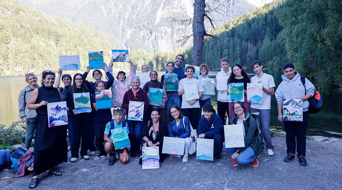 Jugendliche und HOK-Projektverantwortliche mit Künstlerin Hannah Philomena Scheiber beim Kunst-Workshop am Piburger See.