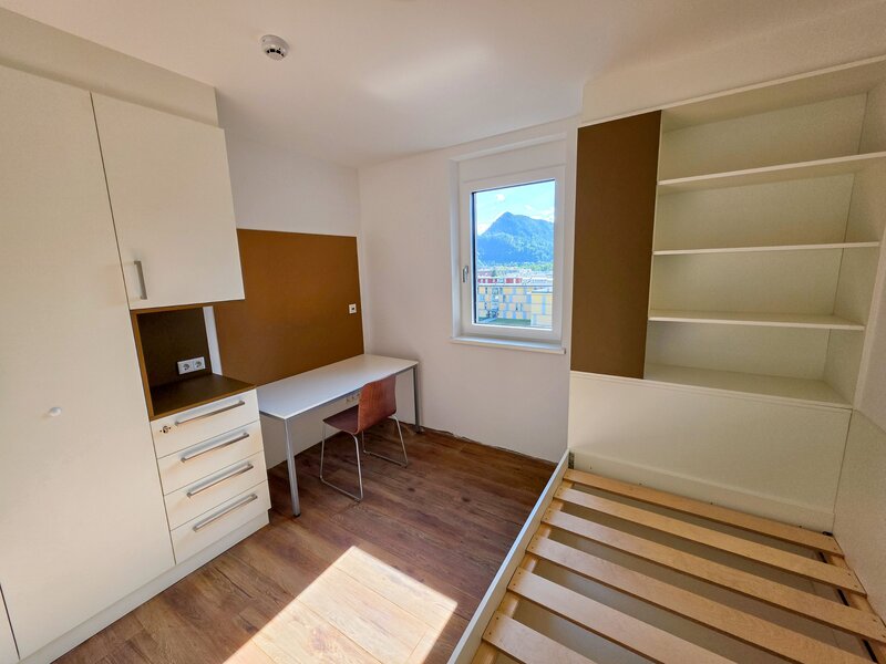 Einblick in ein komplett eingerichtetes Einzelstudio im neuen Studierendenwohnheim Kufstein.