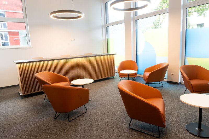 Großzügig gestalteter Aufenthaltsbereich und Foyer im Erdgeschoss des Studierendenwohnheims Kufstein.