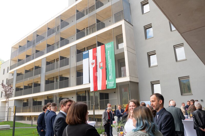 Zahlreiche Gäst:innen bei der Eröffnungsfeier im Innenhof des neuen Studierendenwohnheims in Kufstein.