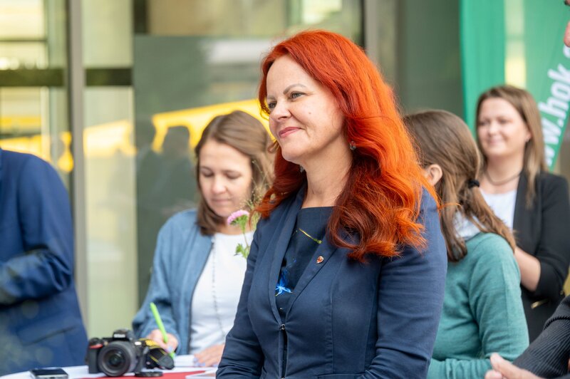 Landesrätin MMag.a Dr.in Cornelia Hagele bei der Festveranstaltung zur Studierendenwohnheimeröffnung in Kufstein.