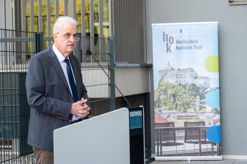 HOK-Stiftungsvorstand Dr. Herbert Marschitz bei seiner Ansprache im Rahmen der Wohnheim-Eröffnung.