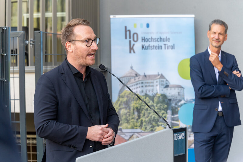Landeshauptmann-Stellvertreter Philip Wohlgemuth hält eine Rede zur Wohnheimeröffnung.