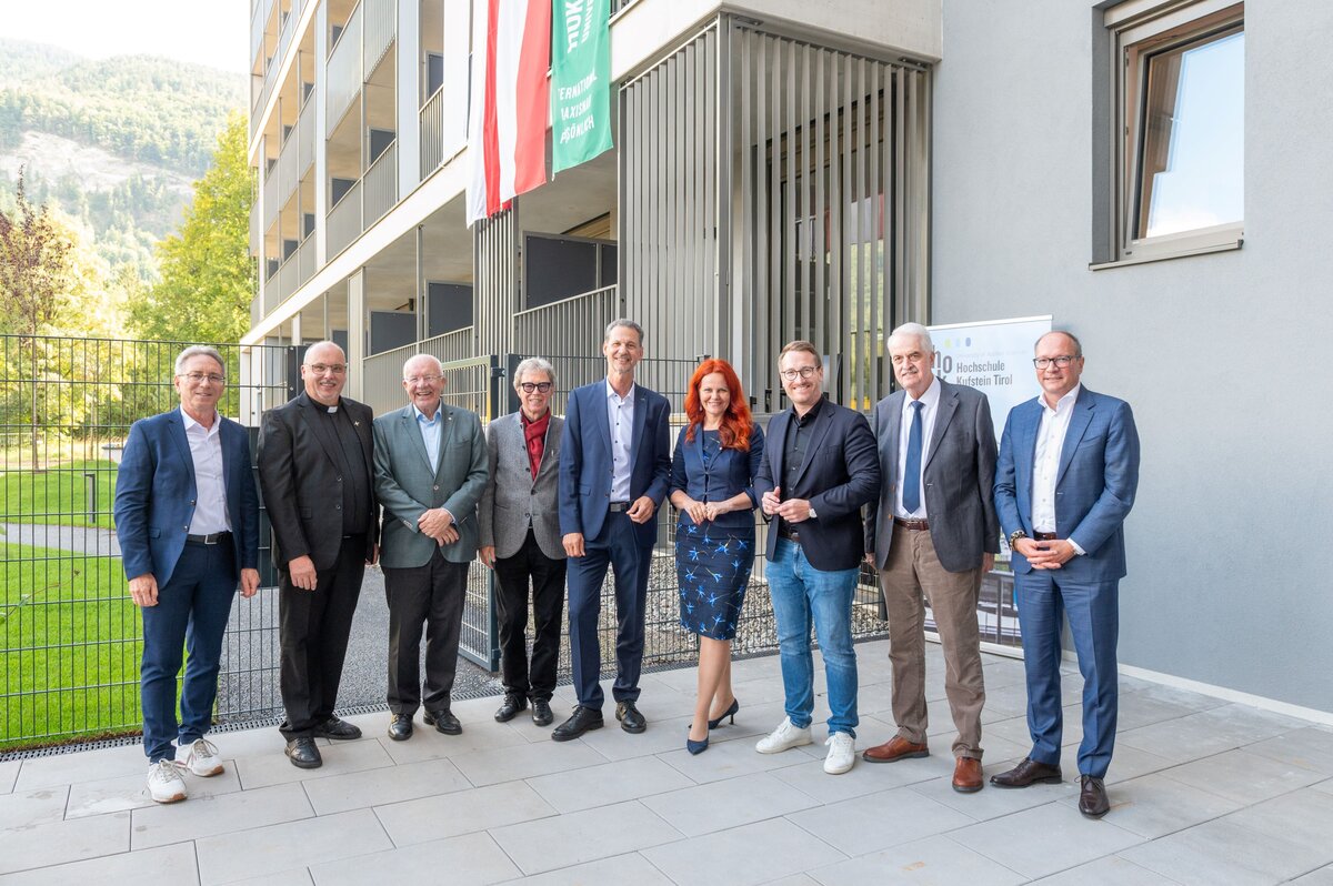 Gruppenfoto der Festredner:innen, Ehrengäste und Projektpartner vor dem Studierendenwohnheim in Kufstein.