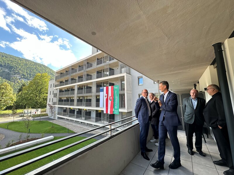 Aussicht von einem Balkon des Studierendenwohnheims in Kufstein direkt auf den gestalteten Innenhof.