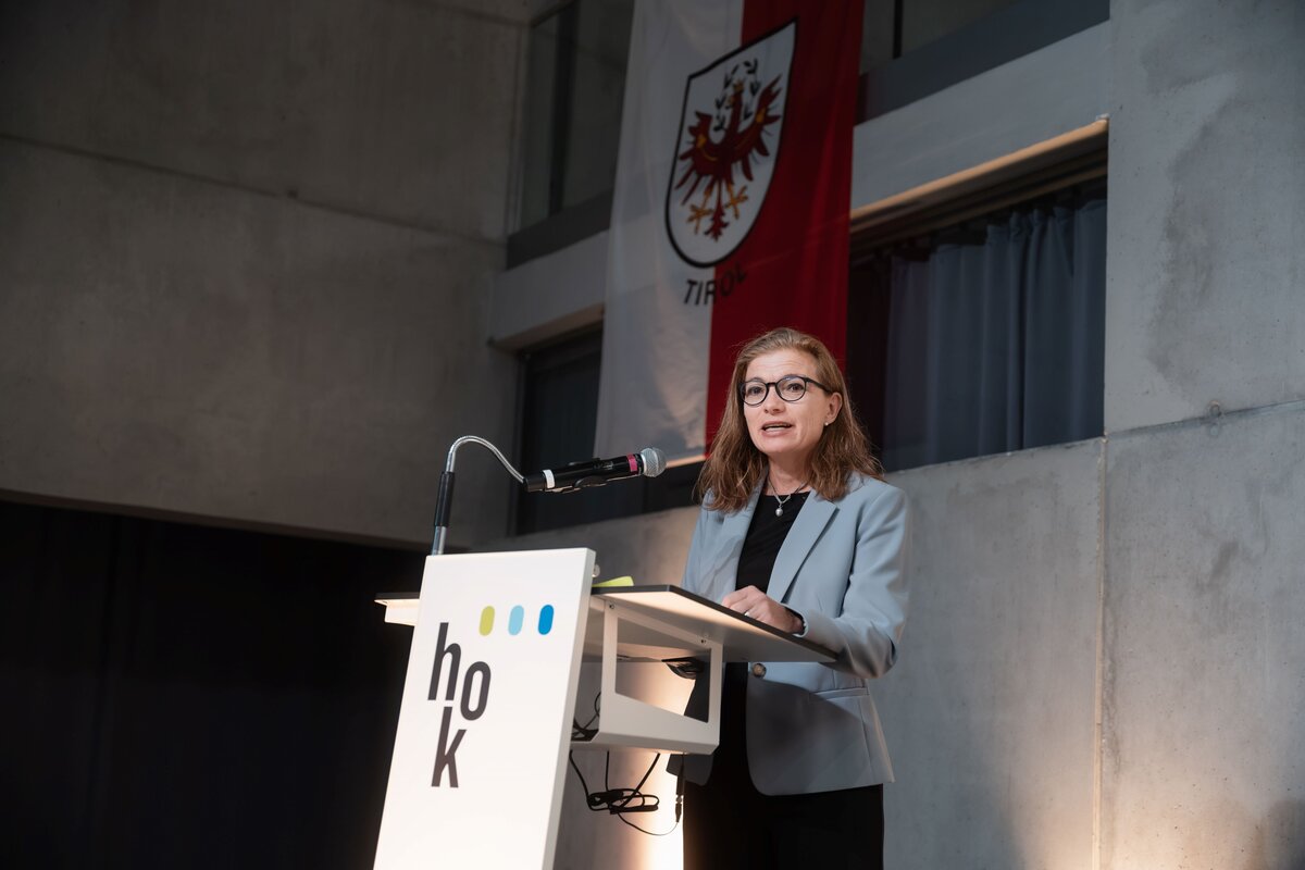 FH-Vizerektorin Prof. (FH) Dr. Claudia Van der Vorst hält eine Ansprache bei der Sponsionsfeier.