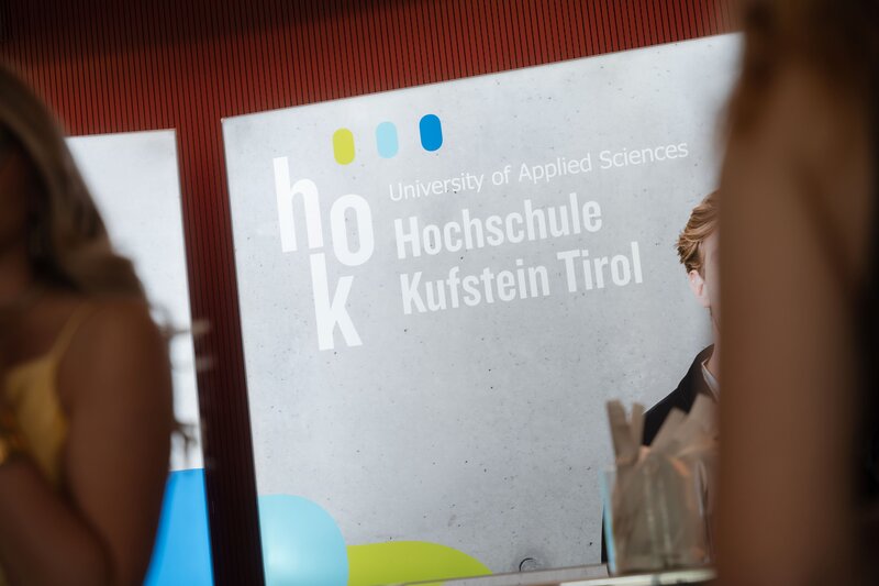 Das HOK-Logo im festlich dekorierten Foyer während der Sponsion.