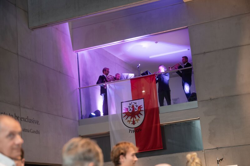 Blechbläser begleiten die Sponsion musikalisch von der HOK-Aula aus.
