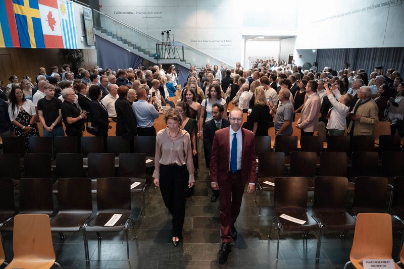 Festlicher Einmarsch angeführt von Rektor Mario Döller und Studiengangsleiterin Monika Kohlhofer.