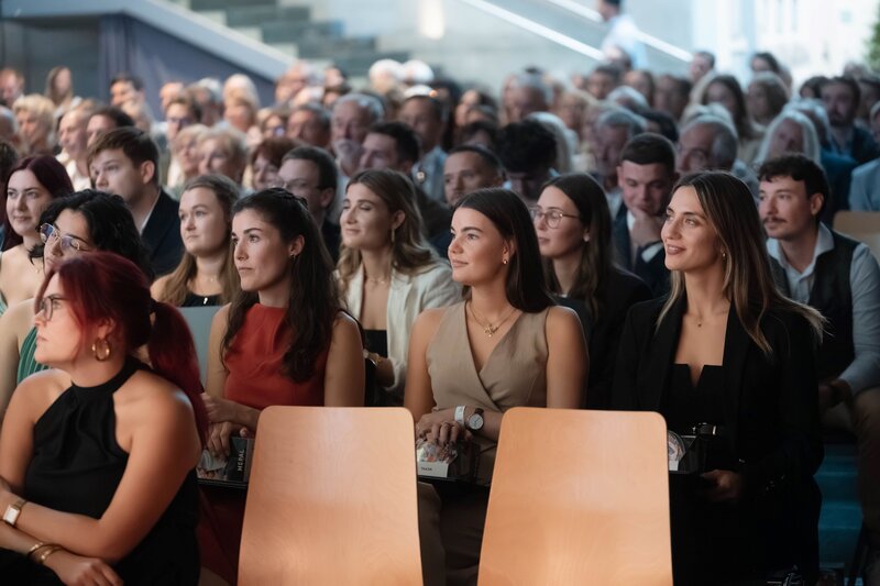 Aussicht vom Podium auf die voll besetzten Ränge im Festsaal der HOK.