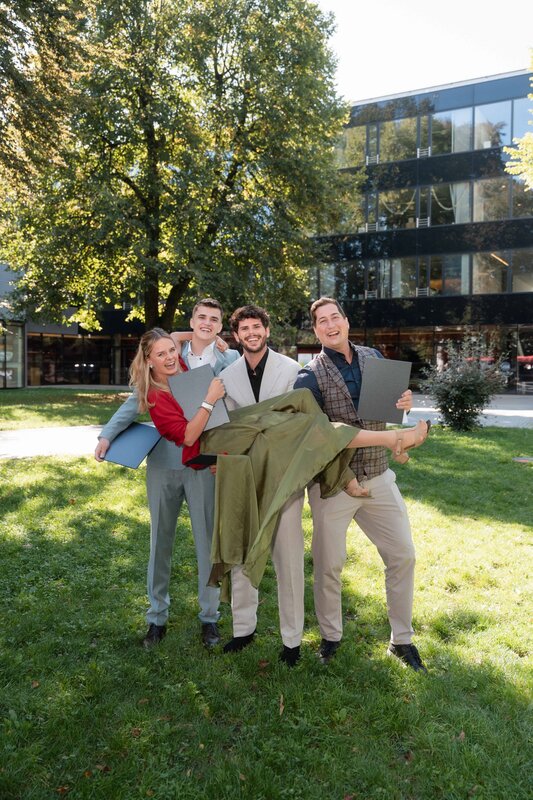 HOK-Spondierende machen nach der Zeugnisvergabe ein fröhliches Spaßfoto auf dem Campus.