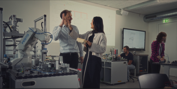 Rasita Kosonsasitorn und Markus Ehrlenbach mit zwei Studierenden im Forschungslab beim Dreh für den HOK-Imagefilm. | © HOK