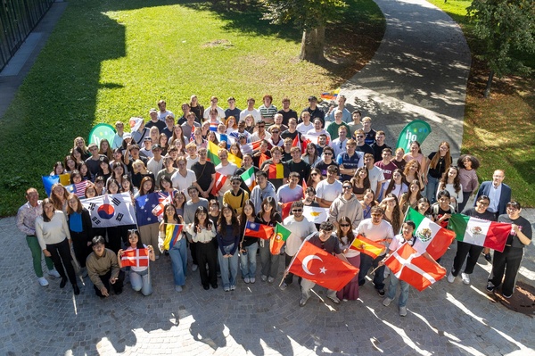 Gruppenaufnahme der internationalen Austauschstudierenden vor der HOK | Hochschule Kufstein Tirol. | © HOK