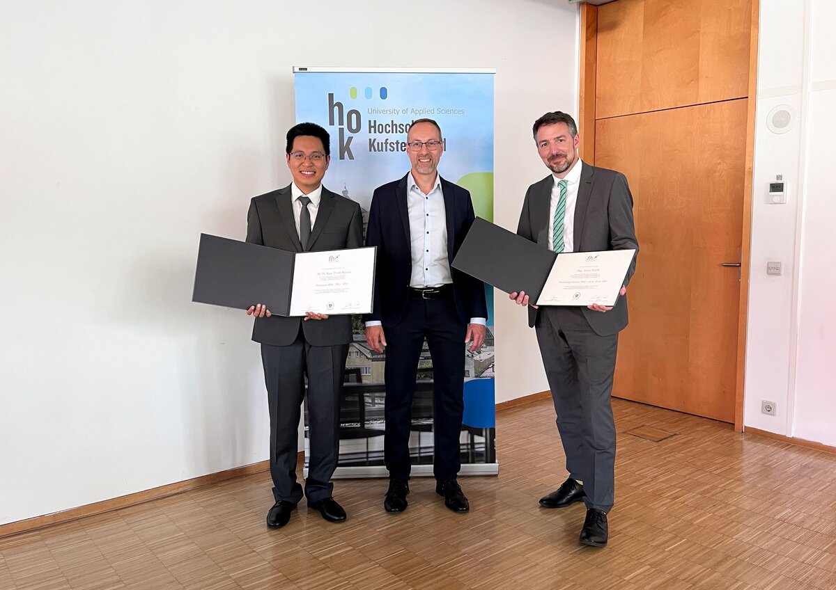 Prof. (FH) PD Dr. habil. Ngoc Thinh Nguyen, Rektor Prof. (FH) Dr. Mario Döller und Hon.-Prof. (FH) Mag. Simon Pöschl bei der feierlichen Überreichung der Urkunden (v.l.n.r.).