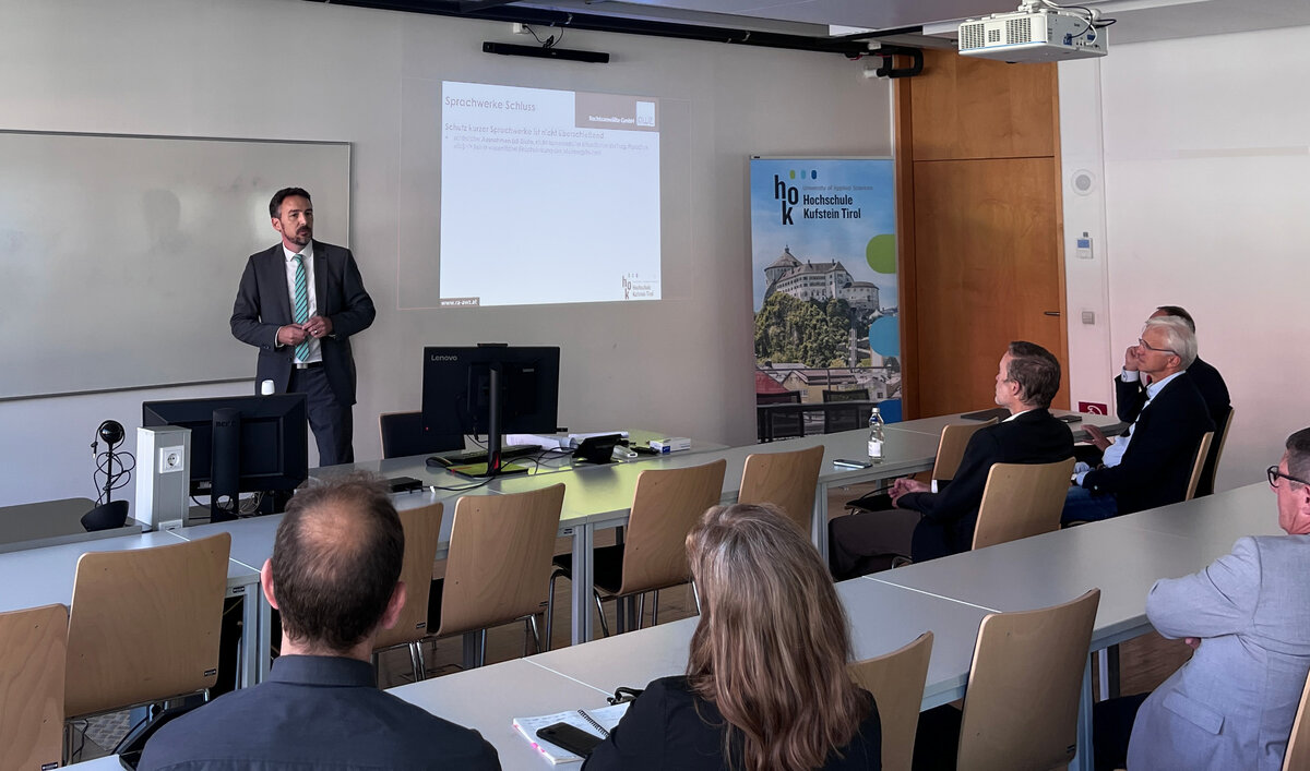 Hon.-Prof. (FH) Mag. Simon Pöschl referierte in seiner Antrittsvorlesung über die Schutzfähigkeit kurzer Sprachwerke und KI im Urheberrecht.