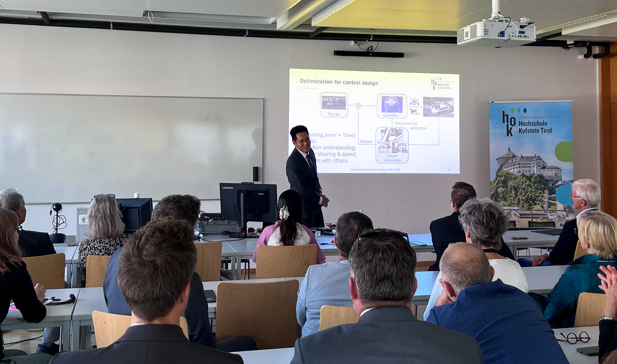 Prof. (FH) Dr. habil. Ngoc Thinh Nguyen bei seiner Antrittsvorlesung über Optimierungsmethoden in Robotik und autonomen Systemen.