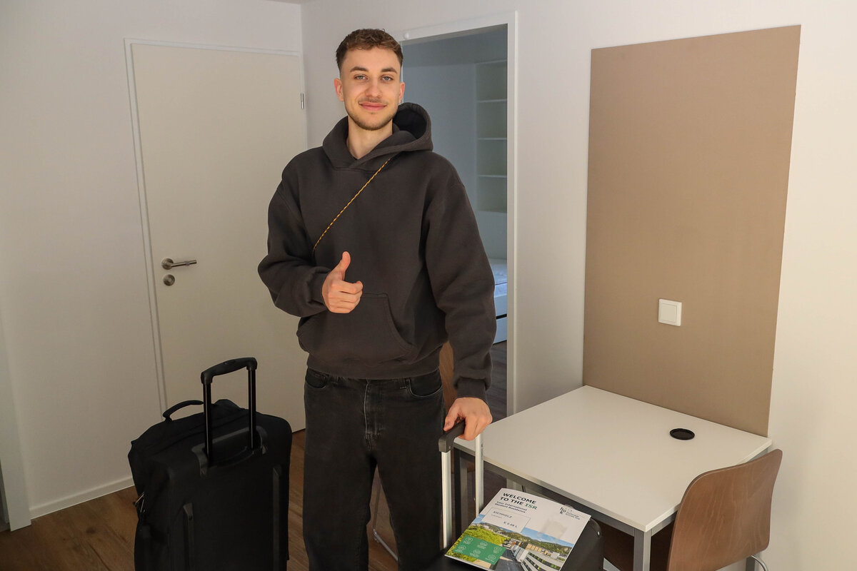 Austauschstudent Lennart Eichholz in seinem neuen Zimmer in der International Student Residence. 