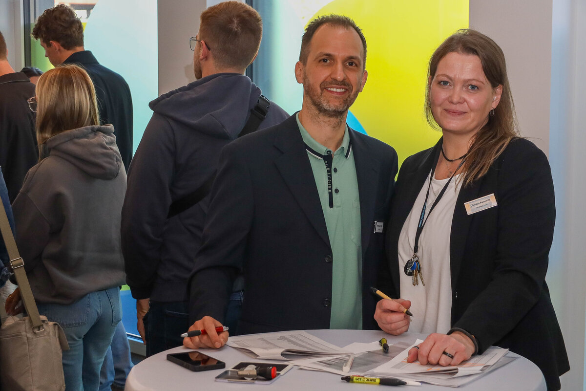 Mathias Ritter und Christin Runewitz übergeben im Foyer von Haus E die Zimmerschlüssel.