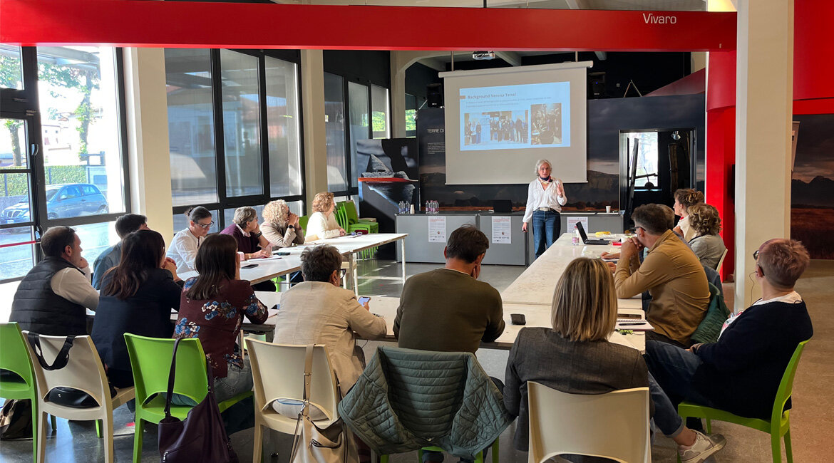 Teilnehmende des Interreg-Projekts EMY arbeiten gemeinsam in einem interaktiven Workshop zur Vernetzung von Kultur, Tourismus und Politik.