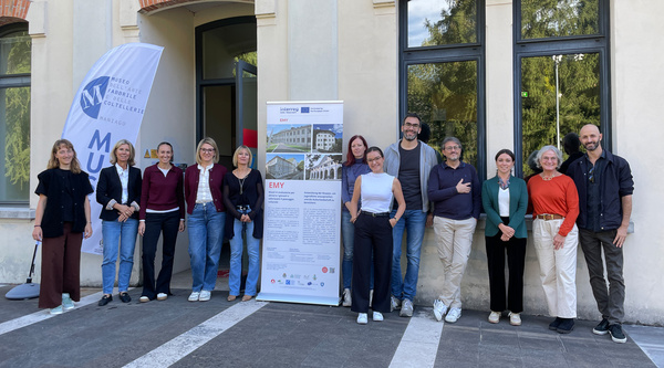 Das Projektpartner:innen-Treffen des Interreg-Projekts EMY in Maniago mit Vertreterinnen der HOK Judith Roloff, Emily Kirchlechner und Prof. (FH) Dr. Verena Teissl. | © Anna Battistella 