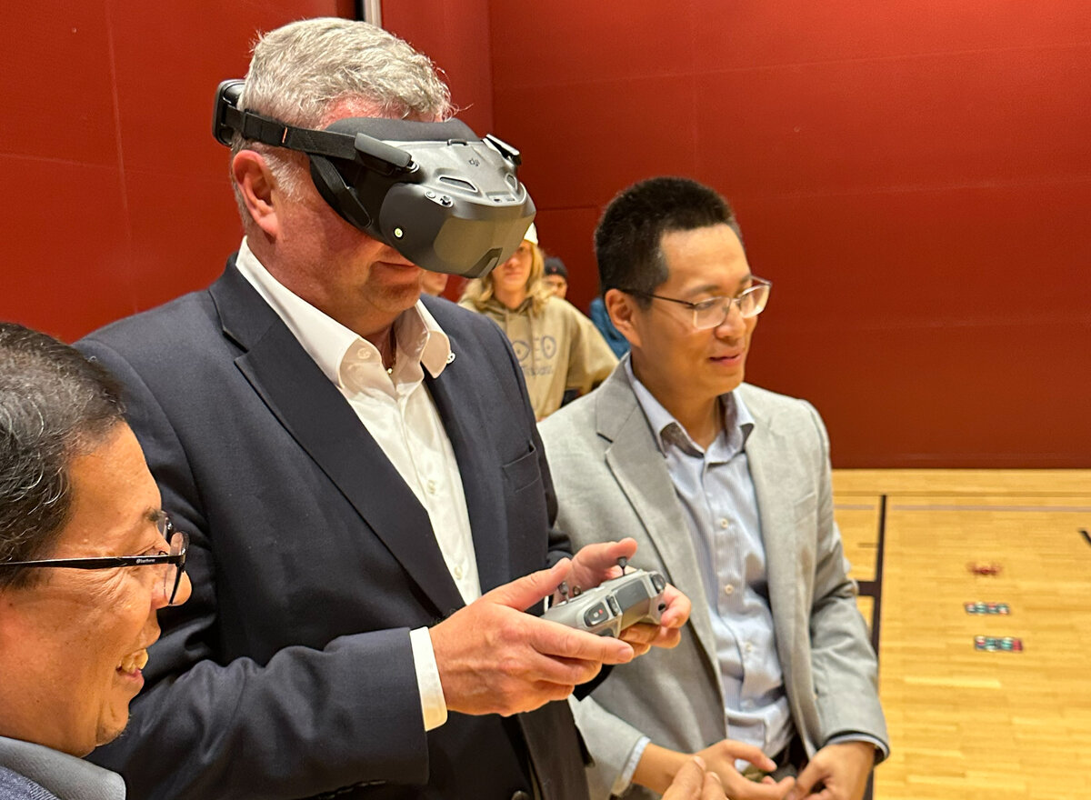 Staatssekretär Leichtfried testet selbst eine Drohnensteuerung mit VR-Brille
