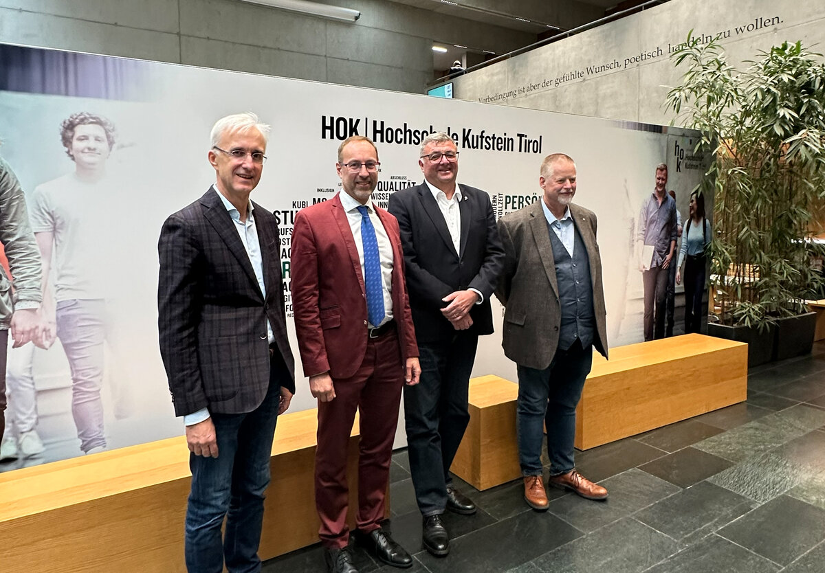 Besuch des Staatssekretärs Leichtfried an der HOK mit FH-Rektor Döller, Studiengangsleiter Adam und Produktentwickler Schmid
