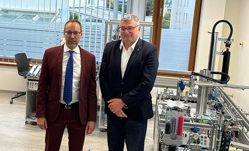 Staatssekretär Leichtfried und FH-Rektor Döller im Automation Lab