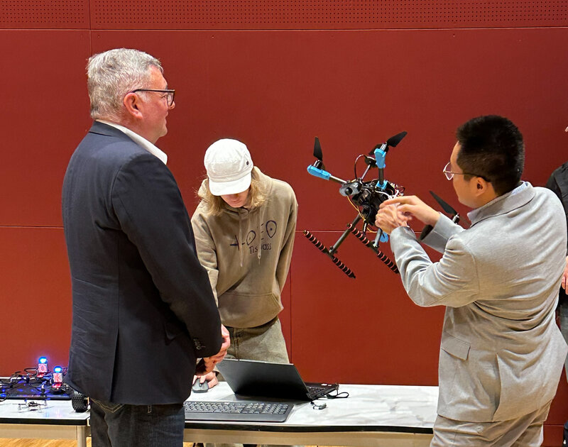 Staatssekretär Leichtfried wird ein Prototyp einer Drohne demonstriert