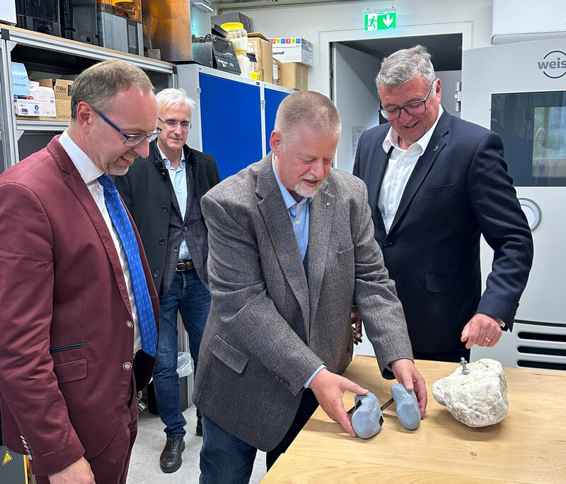 Staatssekretär Leichtfried beim Besuch der HOK-Labore, mit FH-Rektor Döller und Produktentwickler Schmid