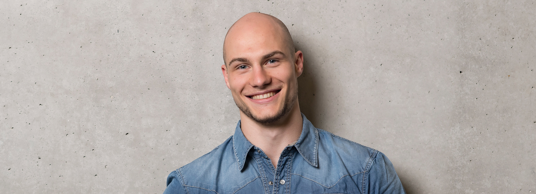 Porträt eines lächelnden Studenten der Hochschule Kufstein für den Masterstudiengang Data Science & Intelligent Analytics Vollzeit
