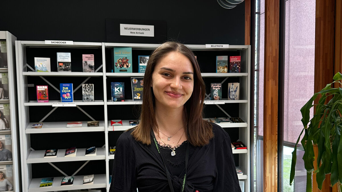 Laura in den Räumlichkeiten der kubi und gibt exklusive Einblicke.